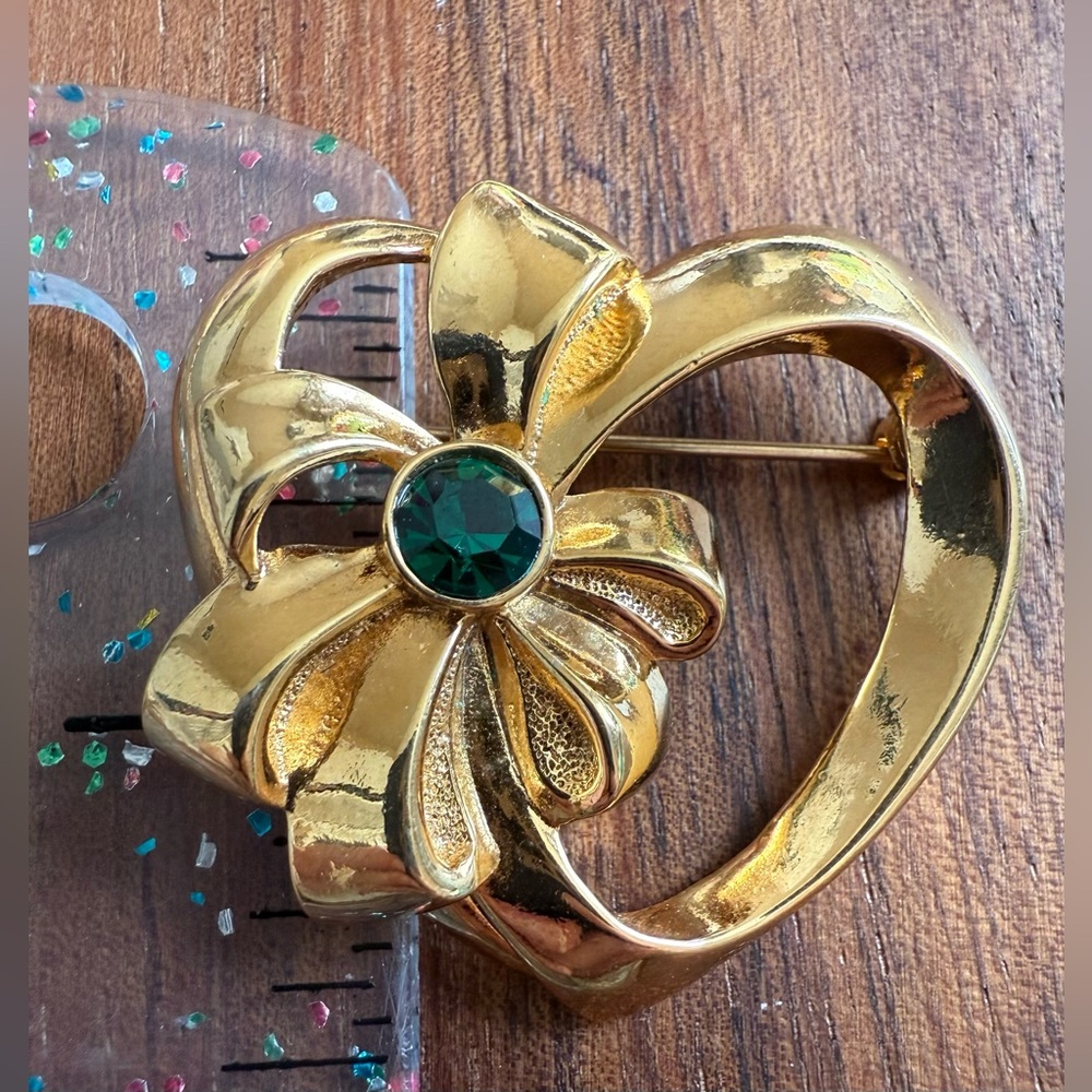 VTG Avon Gold Tone Heart Brooch with Green Rhinestone Love Pin Valentine’s Day